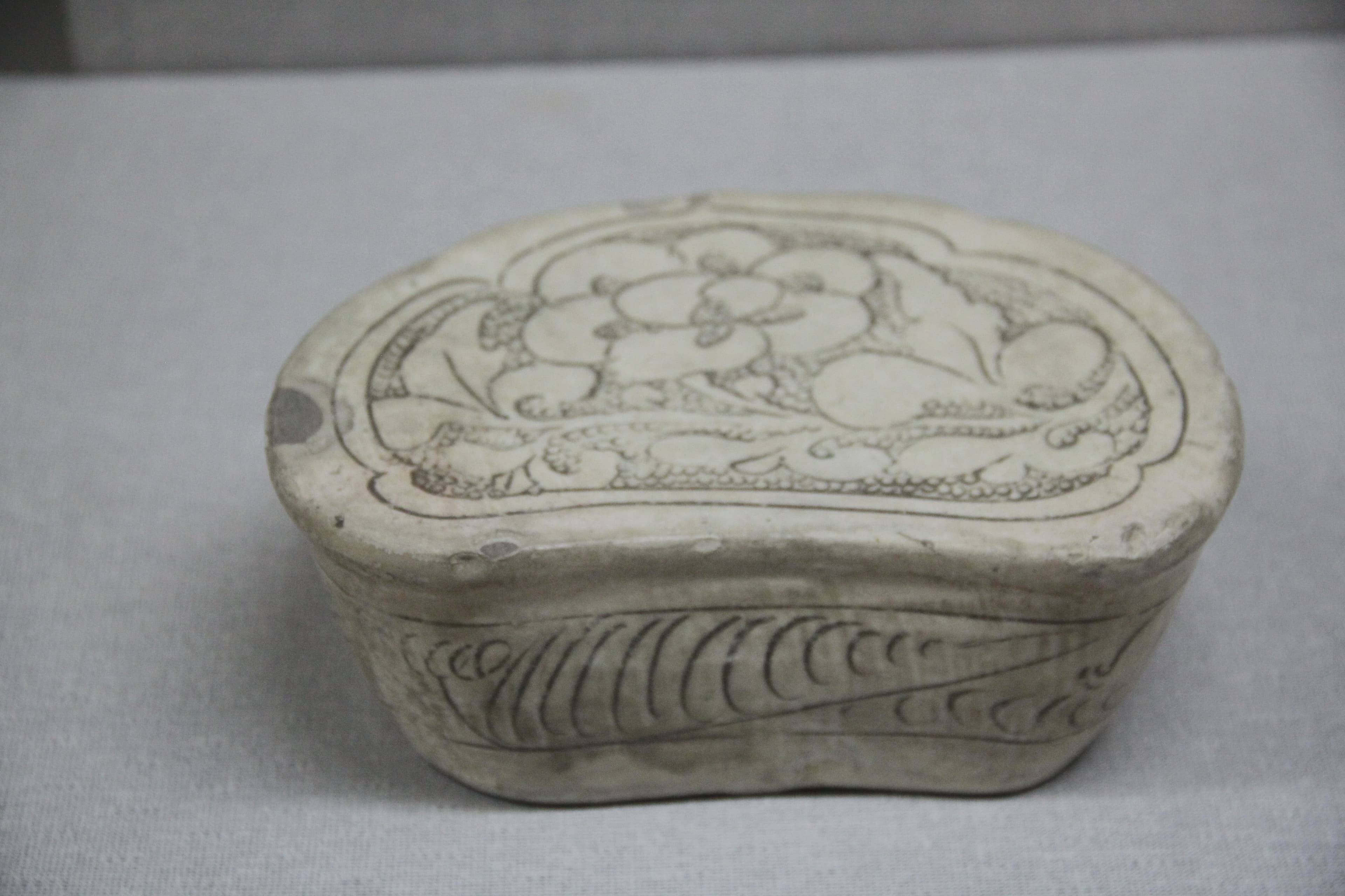 三彩对狮枕